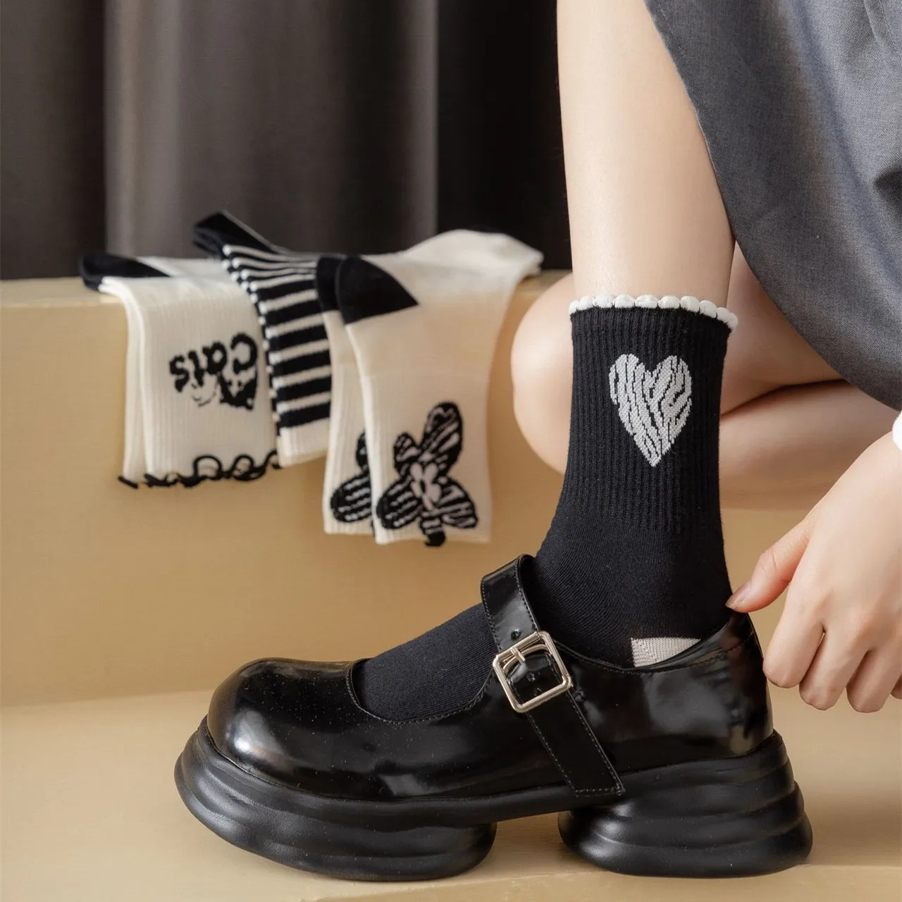 Svakodnevne Crno-Bijele Čarape Ženske Čarape S Cartoonish Po Cijeloj Površini Životinja, Japanski Slatka Čarape Kawaii, Modni Šarene Čarape U Stilu Харадзюку, Vanjska Odjeća, Duge Čarape Slika 4